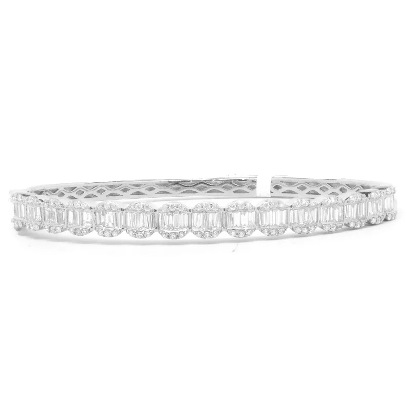 18 Karat White Gold Mosaic Set Diamond Oval Link Bangle Bracelet