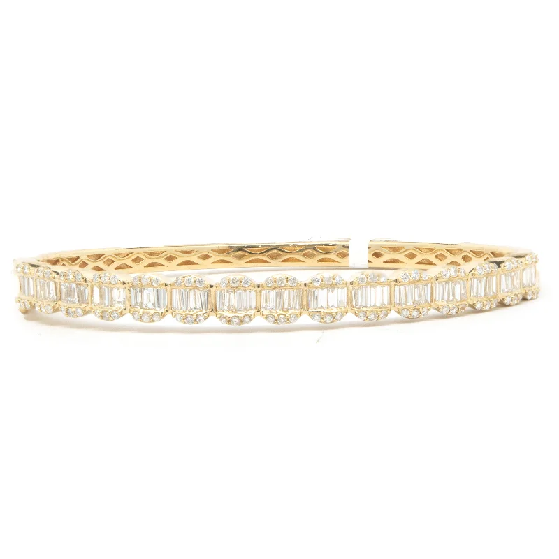 18 Karat Yellow Gold Mosaic Set Diamond Oval Link Bangle Bracelet